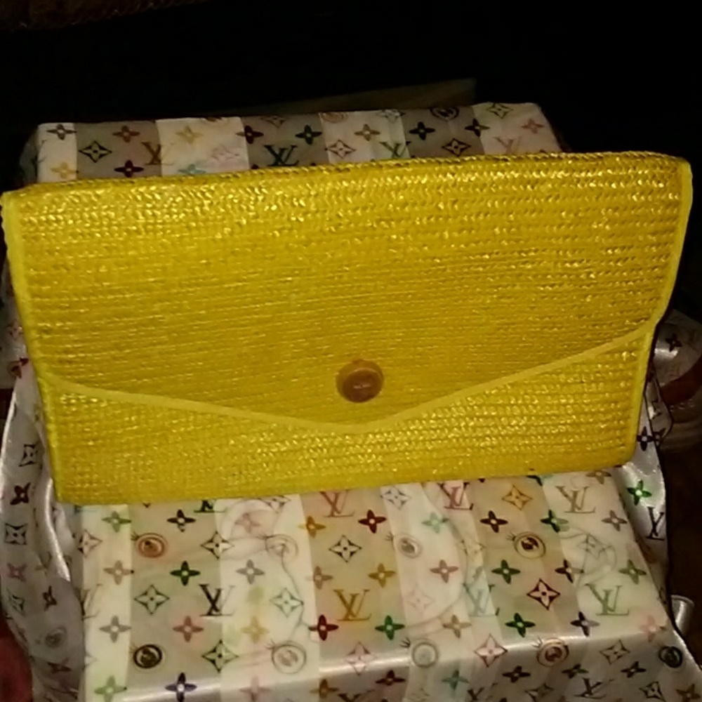 ALMONDO STRAW CLUTCH